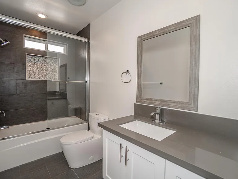 2631 S La Salle Ave — Photo 18