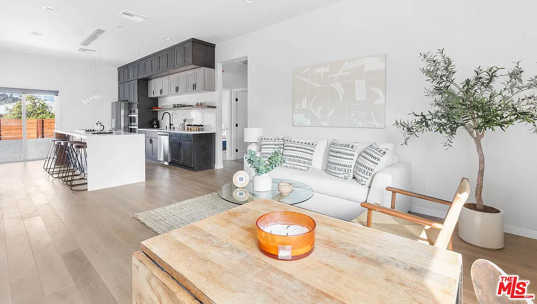 3 bed, 2.0 bath, 1360 sqft, $5,500 — Photo 3