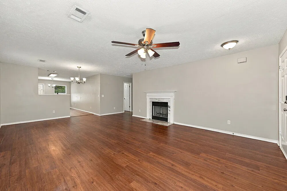 3 bed, 2.0 bath, 1429 sqft, $2,010 — Photo 4