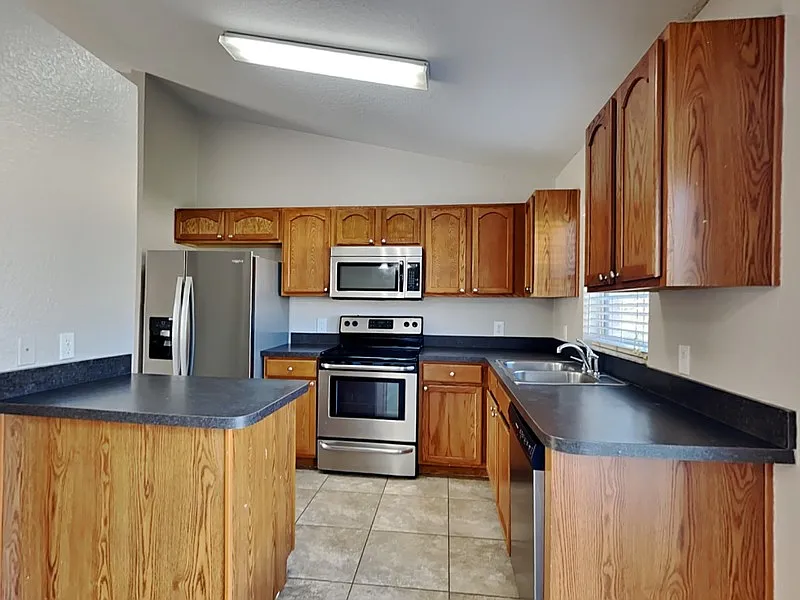 3 bed, 2.0 bath, 1357 sqft, $1,750 — Photo 2