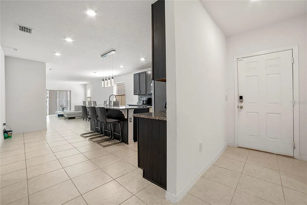 4 bed, 2.0 bath, 1554 sqft, $2,400 — Photo 3