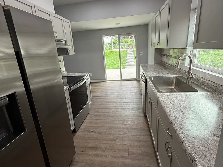2105 Dewey Ave — Photo 4