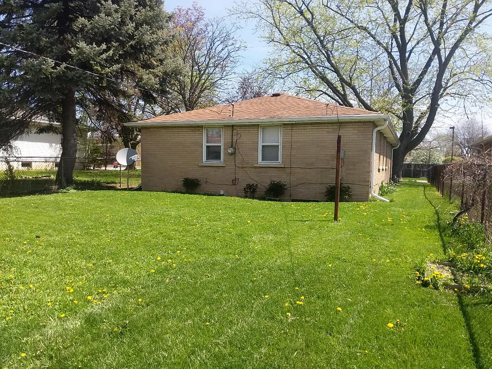 277 N La Salle Ave