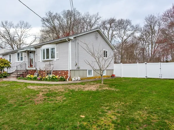 278 W McCabe St, Dartmouth, MA 02747