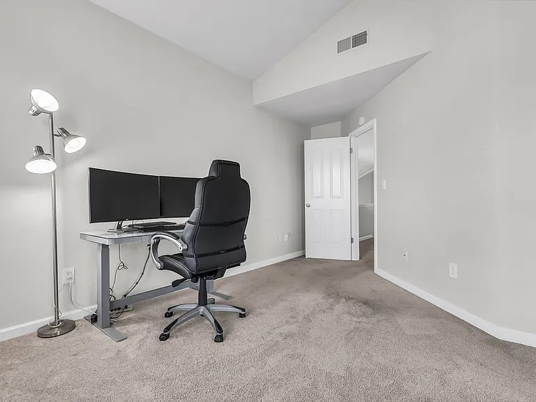 2435 Pinehurst Ct — Photo 32