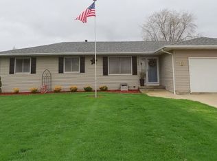 1812 S Yellow Creek Ct, Freeport, IL 61032