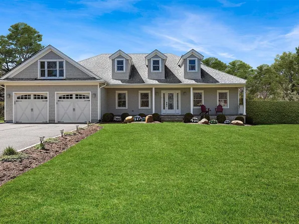 8 Quail Run, Hampton Bays, NY 11946