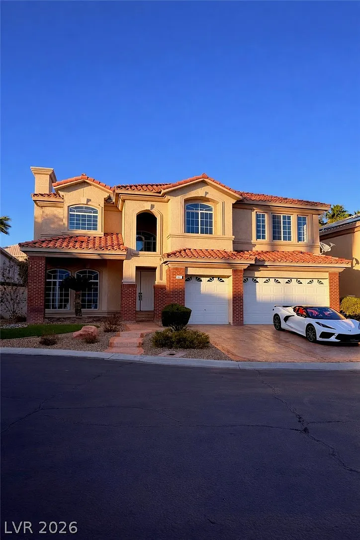 7 bed, 4.5 bath, 4396 sqft, $6,900 — Photo 1