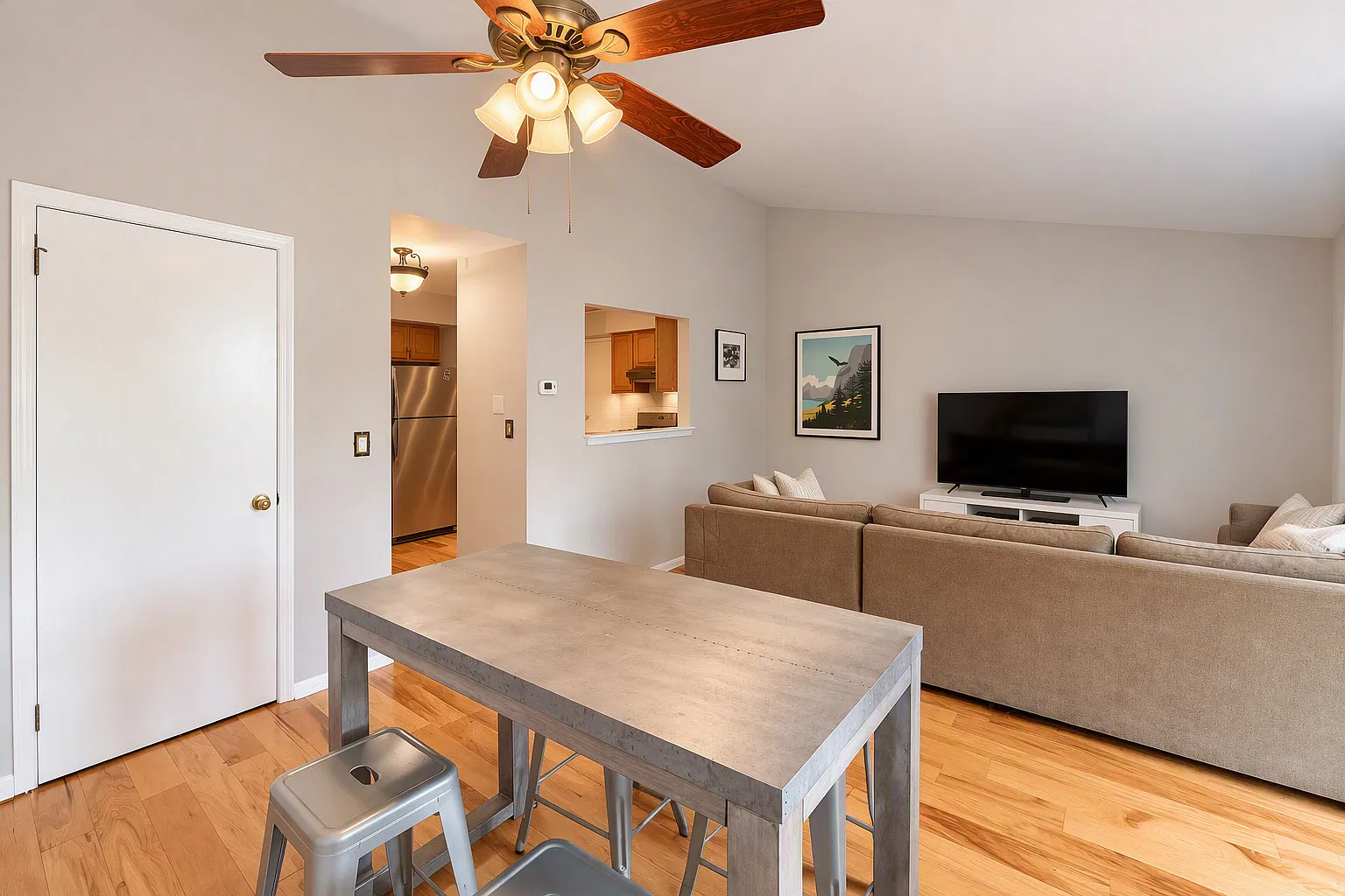 2 bed, 896 sqft, $2,600 — Photo 4