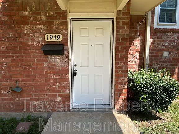 2nd image of 1949 Shorewood Dr