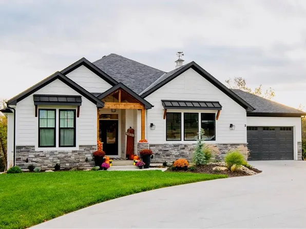 2 Seminole Cir, Lake Winnebago, MO 64034