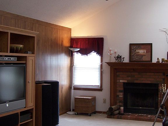 Lrge den w/vaulted ceiling 