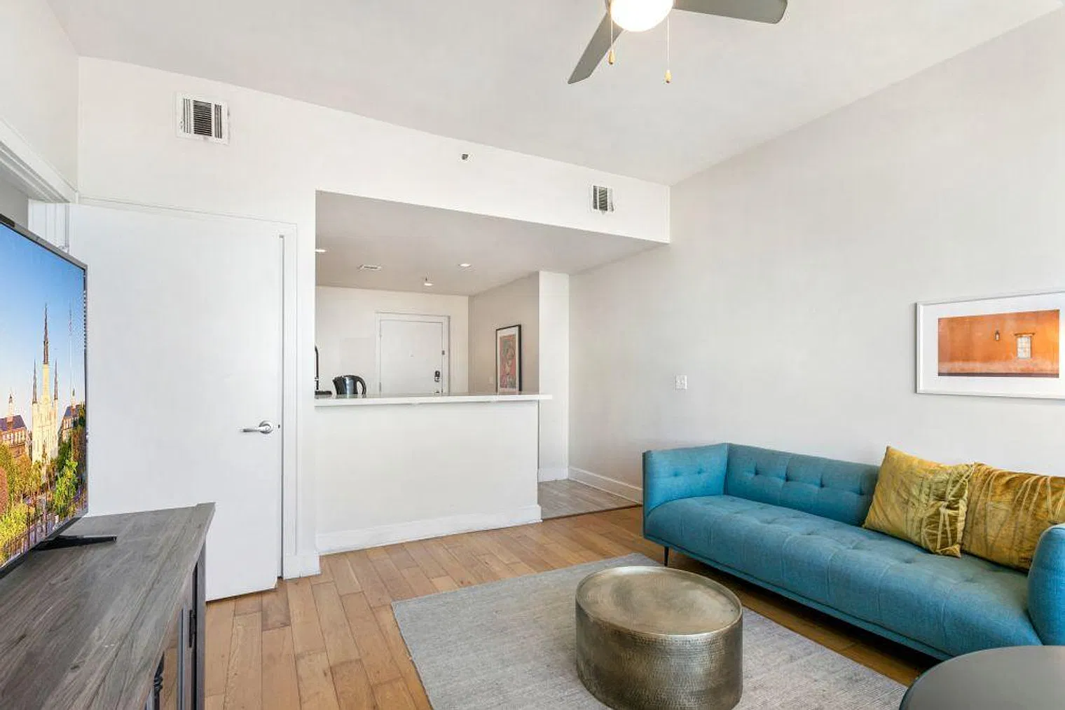 1 bed, 1.0 bath, 807 sqft, $3,970 — Photo 2