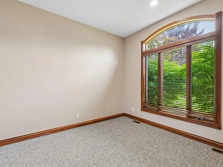 1819 Brookview Dr — Photo 30
