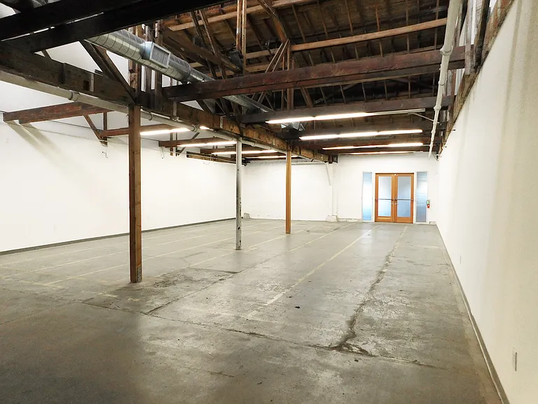 E Commercial St — Photo 27
