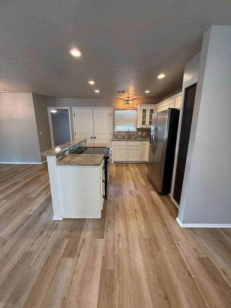 Adorable 4 Bedroom Home For Lease — Photo 3