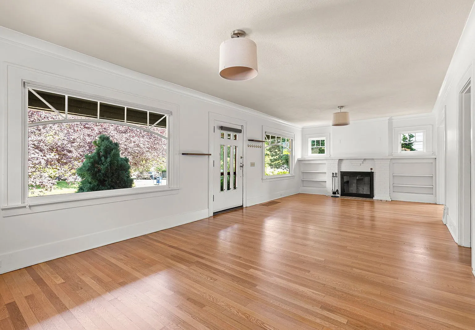 4 bed, 2.0 bath, 3214 sqft, $4,845 — Photo 4