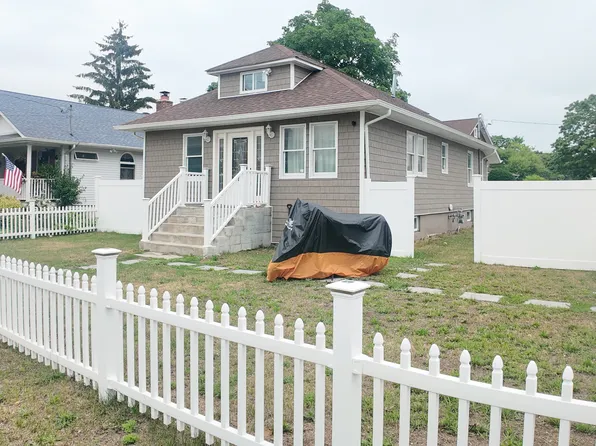 (undisclosed Address), Islip, NY 11751