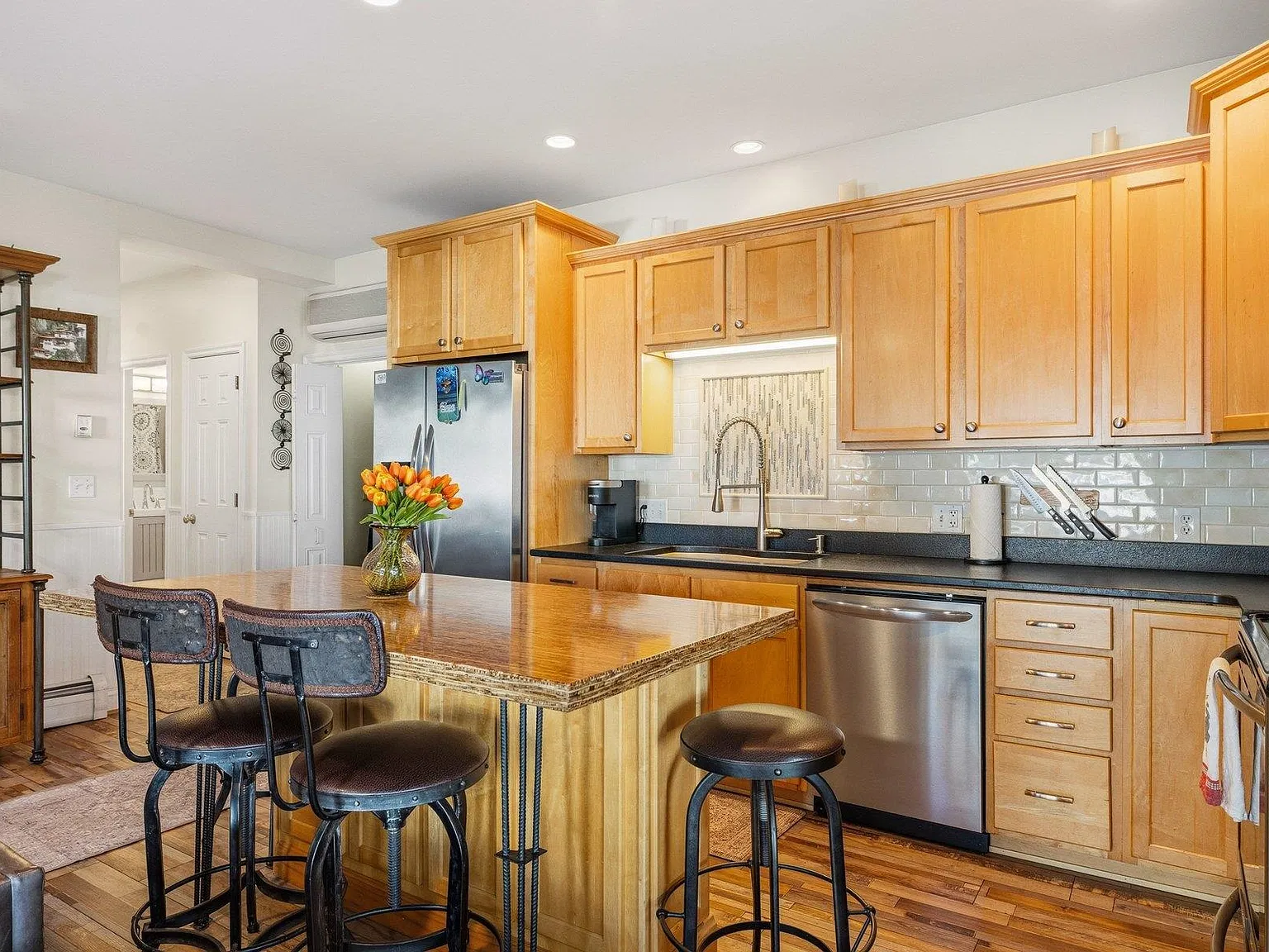 2 bed, 819 sqft, $3,350 — Photo 4