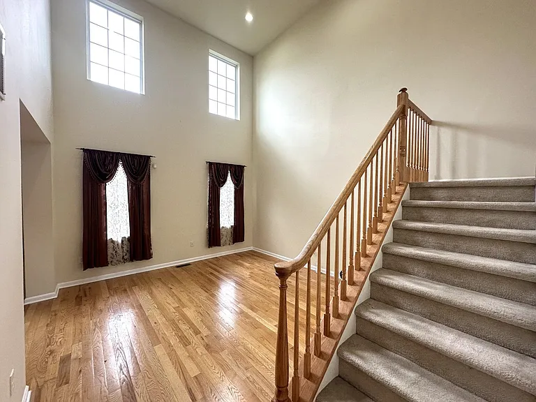 801 Juniper Ct — Photo 2