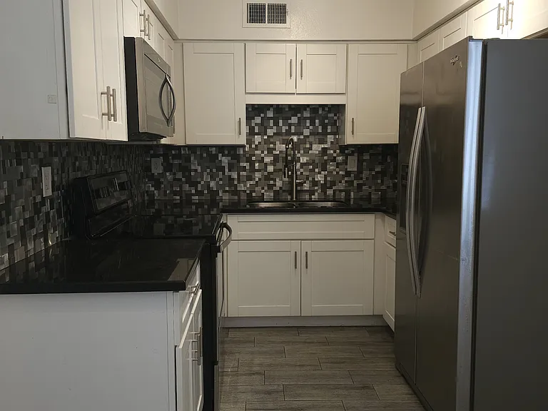 824 E Rose Ln #4 — Photo 3