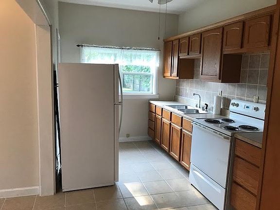 4th image of 1736 Woodlawn Ave