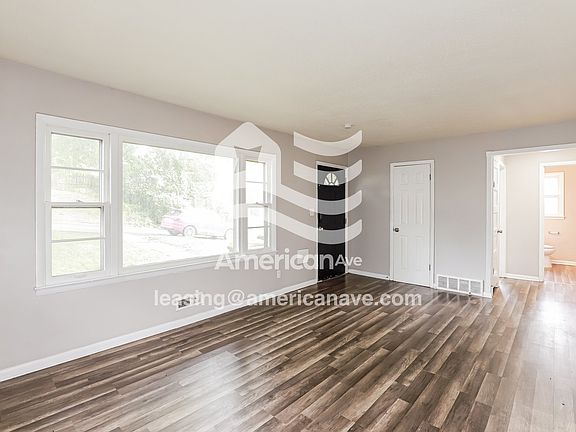 1645191_003_living_room_4.jpg