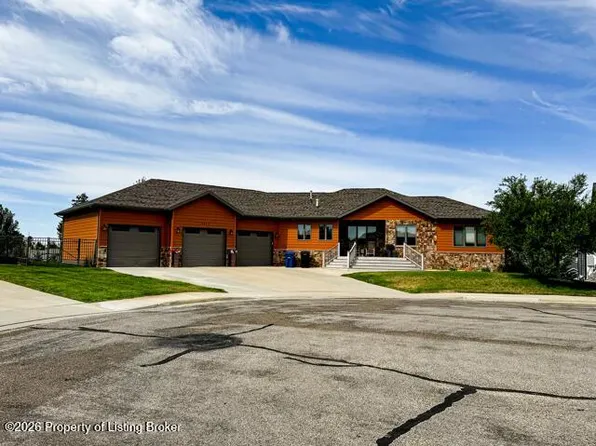 1571 Prairie Creek Rd, Dickinson, ND 58601
