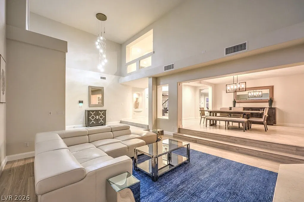 4 bed, 4.0 bath, 5327 sqft, $8,500 — Photo 4