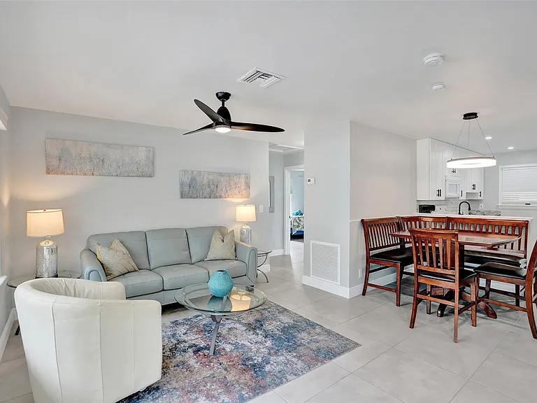 901 SE 14th Ct #1 — Photo 3