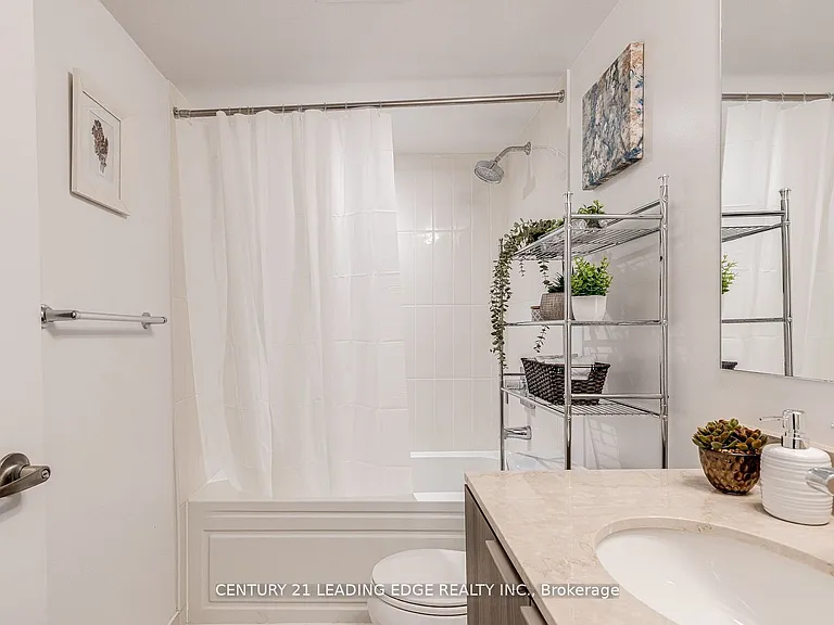 955 Bay St #913 — Photo 16