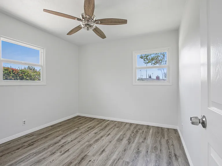 785 N Victoria Dr — Photo 10