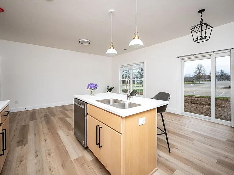 2046 Noble Dr — Photo 3