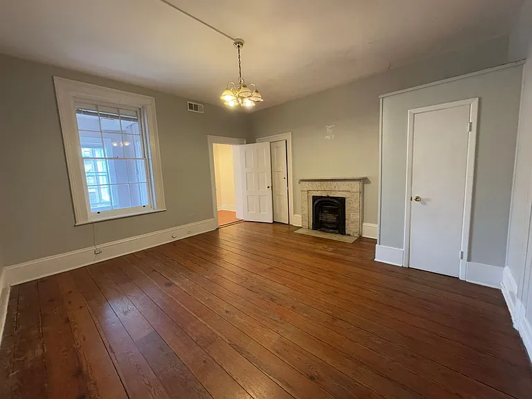 203 E York St — Photo 6