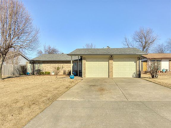 3rd image of 829 NW 116th Ter