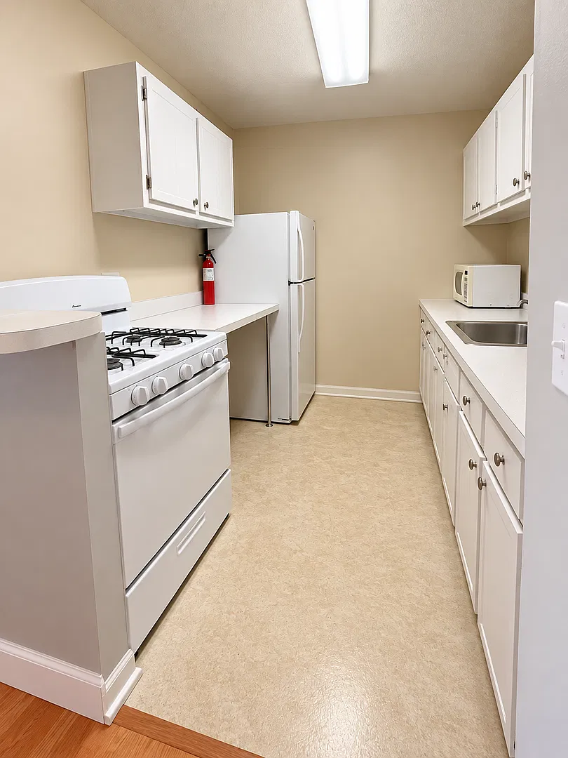 Close to UF! Second Floor Flat @ Summit House Condominiums! — Photo 4
