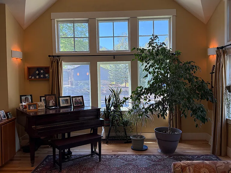 Dining area to living room & west flatiron views.
