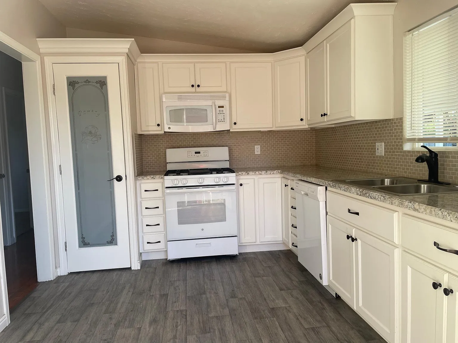 3 bed, 864 sqft, $1,395 — Photo 2
