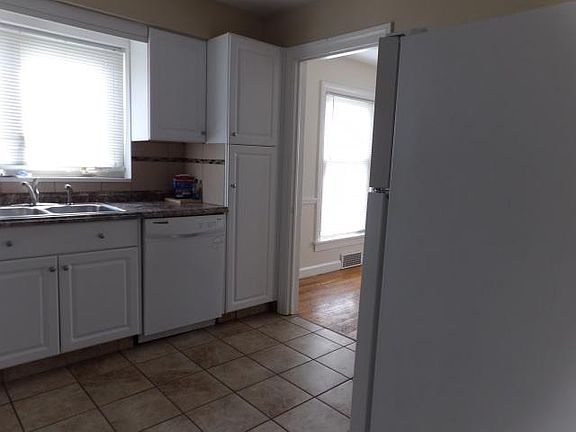 5th image of 204 Erskine Ave