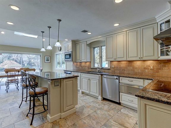 4th image of 8 Turret Ln