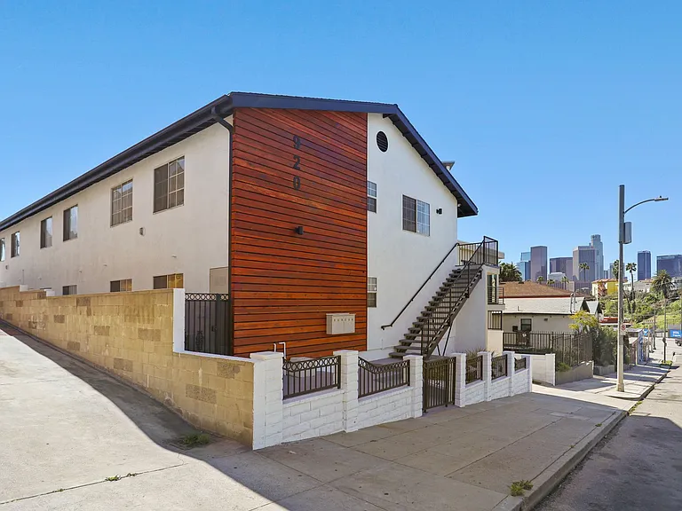 920 Everett St — Photo 8