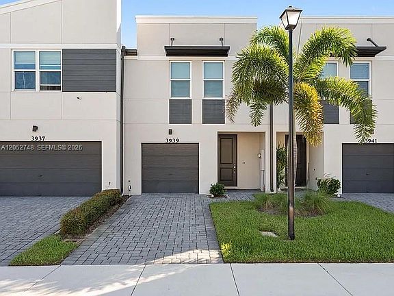 2nd image of 3939 SE Mentmore Ln #3939