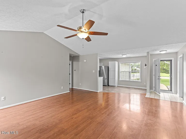 300 Foxhall Rd — Photo 35