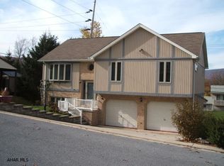 221 Winding Knoll Rd, Altoona, PA 16601
