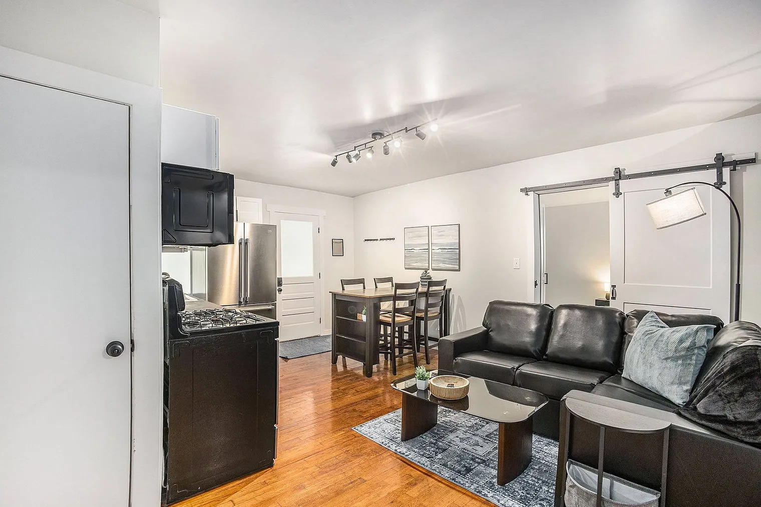 2 bed, 1.0 bath, 645 sqft, $2,592 — Photo 1