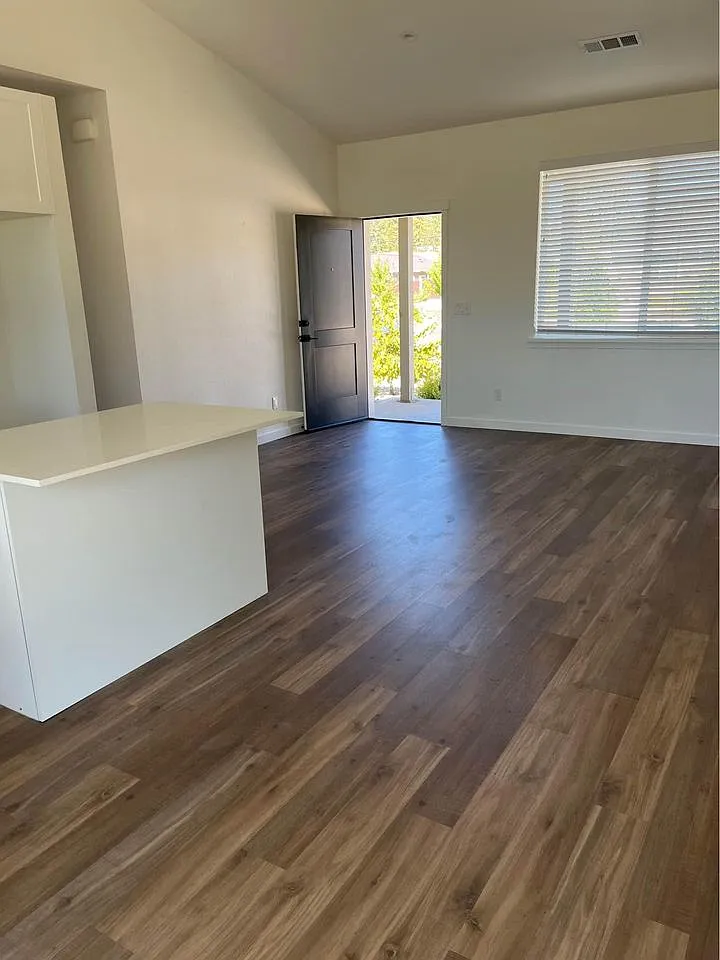2 bed, 820 sqft, $1,650 — Photo 4