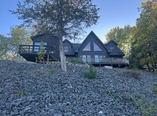 2 Club Ln, Crown Point, NY 12928