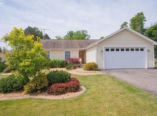 1389 N Long Lake Rd, Fenton, MI 48430