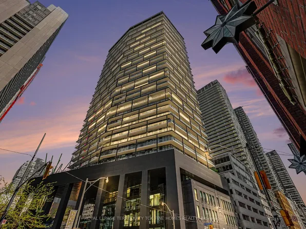 125 Peter St #2703, Toronto, ON M5V 0M2
