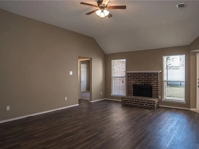 1512 Manitoba Ln — Photo 11